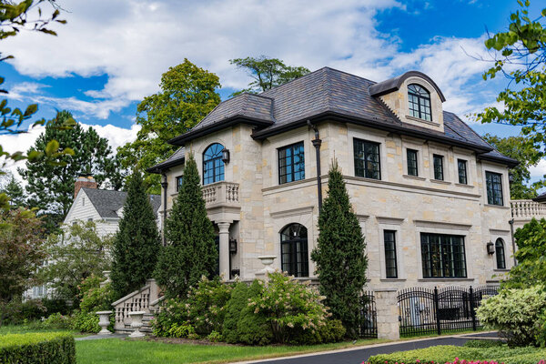 Жилой дом. Архитектура резиденции. Пригородный район. Архитектура пригородного дома. Частный семейный дом. Соседская архитектура. Недвижимость по соседству. Развитие жилищного строительства.