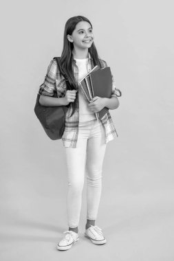 Kız çocuk eğitimi. Okula dönüyorum. Genç kızlar için okul eğitimi. Sırt çantalı genç kız öğrenci. Bilgi almak için iyi çalış. Okul dersleri alıyorum. Bilgi günü. Eğitime erişim.