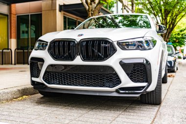 Seattle, WA, ABD - 22 Temmuz 2024: 2020 BMW x6 m beyaz. BMW, lüks araç ve motosiklet üreticisi bir Alman çokuluslu üreticisi. BMW prestijli bir arabadır. ön görünüm