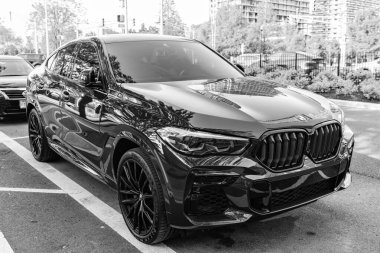 New York, ABD - 10 Mayıs 2020 BMW X6 M yarışma arabası kırmızı renk, ön köşe manzaralı.