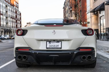 New York, ABD - 15 Mart 2024 Ferrari Portofino M üstü açık lüks araba. Ferrari Portofino M dışarı park etmiş. Ferrari Portofino 'nun spor arabası. Ferrari Portofino üstü açılır, arka plan.