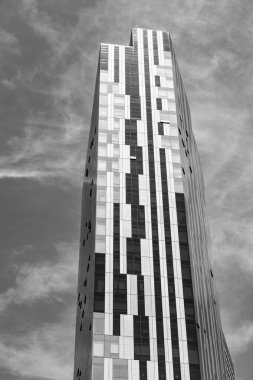 Modern şehir binası. Metropolis City 'de bir gökdelen. Şehir merkezinde gökdelenli bir şehir. Dışarıdaki ofis binası. Gökdelen mimarisi. Camsı yüzlü bir gökdelen. mimari tasarım.