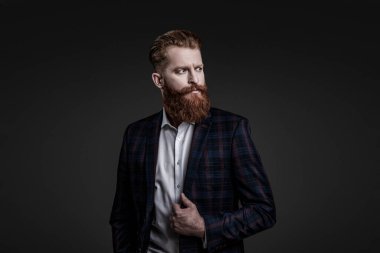Erkek giyim kuşamı. Bespoke takımı. Özel dikim erkek giysisi giymiş sakallı adam. Özel dikim kıyafet giyen bir iş adamı. Şık takım elbiseli bir iş adamı. Resmi terzilik kıyafeti. Gece elbisesi..