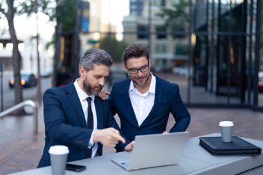 New York 'ta serbest çalışan iş adamları. Serbest geliştirici internet üzerinden iş yapıyor. İş adamları. Serbest ticaret başarısı. Çevrimiçi serbest. Başarılı iş adamları online olarak serbest çalışıyor. İş planı.