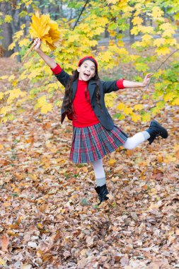 Sonbahar parkındaki kız üniforması giyiyor. Gençler için sonbahar üniforması. Sonbahar üniformalı kız sonbaharda dışarı çıkıyor. Okul tatilinde şık bir genç kız. Okula dönelim. Sonbahar yaprakları. Sonbahar indirimi.