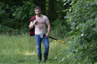 Oduncu baltayı taşır. Ağaç kesen baltalı adam. Baltalı yakışıklı bir adam. Ormanda baltayla oduncu. Keresteci gömlekli ve baltası ağır. Güçlü adam ormanda çalışır. Ormandaki oduncu adamlar.