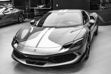 New York City, ABD - 09 Ağustos 2023: Ferrari 296 GTS 2022 sergi salonunda akort edilmiş spor araba, en ön manzara.