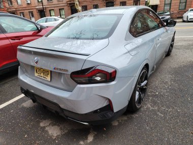 New York City, ABD - 10 Mart 2024: BMW 2 lüks araba park yeri, köşe manzara.