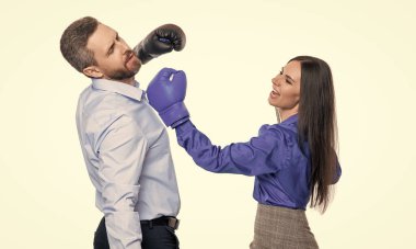 Öfke kontrolü. İki iş adamıyla iş kavgası. İş adamları birbirlerine karşı savaşırlar. İş kavgası. İş ortakları boks eldivenleriyle dövüşüyor. Savaşın çekişmesi.