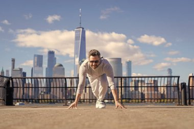 Koşucu başlangıç çizgisinde. New York 'ta koşuya başlamak için hazır bir atlet. Yarışmaya hazırız. Başlangıçta spor koşucusu. Hızlı koşucu açık havada koşmaya başlıyor. Lider 'in Hazırlığı.