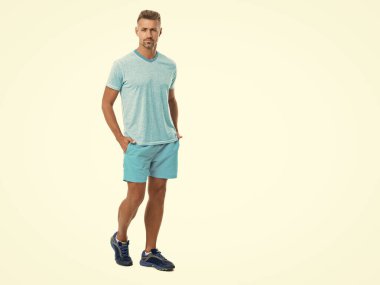 Spor salonunda spor yapmak, erkek antrenmanı, pankart. Egzersiz yaptıktan sonra tam boy fitness adamı. Zindelik kıyafeti giyen formalı bir adam beyazın üstüne izole edilmiş. Spor salonunda spor yapan yakışıklı bir adam..