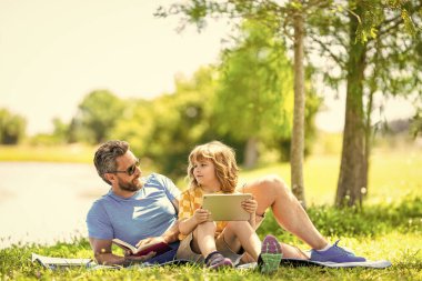 Baba oğul eğitimini şekillendirir. Baba ve oğul parkta rahatlayın. çocukluk okulu eğitimi. Oğlu ve babası yazın kaynaşıyorlar. Baba ve oğul eğitimi almış. Eğitim deneyimi.
