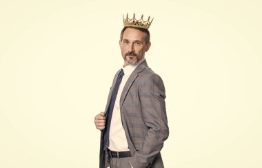 Takım elbiseli işadamı patron. Taç giymiş bir iş adamı. Büyük patron. İş başarısı ve liderlik. Başarılı bir işadamı olan patron beyazları soyutladı. Motivasyon ve ödül. Otorite gücü.