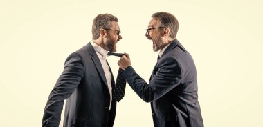 İş adamları beyazlar üzerinde tecrit edilmiş iş adamlarını tehdit ediyor. Şiddetli rekabet. İş adamları iş modelini tehdit ediyor. Çatışan erkekler. İş itibarını tehdit ediyor. rakip şirket tehdit ediyor.