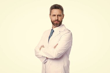 Hastanede pratisyen hekim. Kendine güvenen pratisyen doktor muayenehanede duruyor. Doktor önlüklü pratisyen hekim. Tıp, sağlık ve insan konsepti. kardiyoloji bölümü.