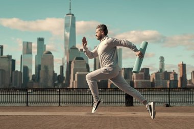 New York 'ta sabah sporu koşucusu. Spor eğitiminde koşan bir koşucu. Sporcu koşucu ya da koşucu. Spor takım elbiseli bir adam koşu yapıyor. Manhattan 'da koşan adam. Atletik performans.