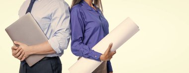 Beyaz şapkalı baş mühendis ve mimar izole edilmiş. Güvenlik işi. Veri koruması. Planı olan bir mühendis. İnşaat projesi planı. Mimar planlama işi. Ayrıntılar üzerinde çalışıyorum.