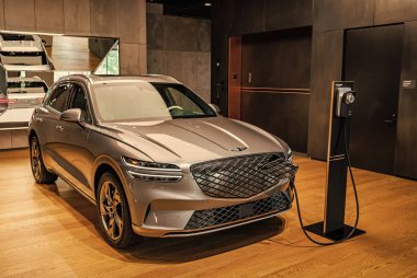 New York City, ABD - 05 Ağustos 2023: Genesis Electrified GV70 elektrikli araç galeri, köşe manzaralı şarj istasyonu.