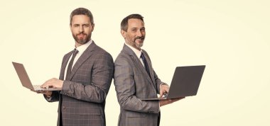 İşadamları merkez büroda serbest çalışıyor. İş çevrimiçi. Dizüstü bilgisayarda çalışan serbest çalışan adamlar. Dizüstü bilgisayarlı takım elbiseli işadamları beyaza izole edilmiş. Uzaktan kumanda. İşadamları e-postayı kontrol ediyor. Boşluğu kopyala.