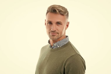 Gri kazaklı adamın yüzü. Boz adamın portresinin sakalı var. Boz adamın stüdyo yüzü. Beyaz arka planda sakallı, olgun, kır erkek portresi.