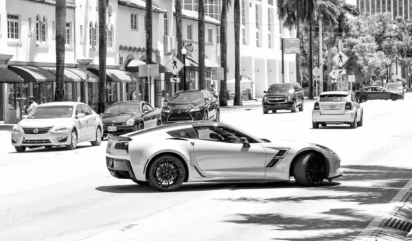 Miami Beach, Florida ABD - 15 Nisan 2021: White Corvette Stingray 2016 coupe z51-2..