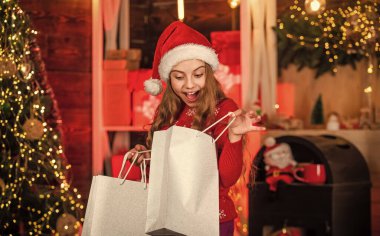 Hediyelik eşya ve dekor al. Evden alışveriş. Alışveriş torbalı küçük bir kız. Alışveriş merkezi konsepti. Satış ve indirimler. Yetenekli küçük kız. Kış alışverişi. Noel indirimi. Tatil satın alma tasarrufu.