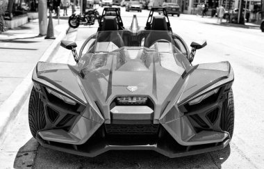 Miami Beach, Florida USA - 14 Nisan 2021: Portakal rengi polaris sapanı, ön manzara. Üç tekerlekli motosiklet..