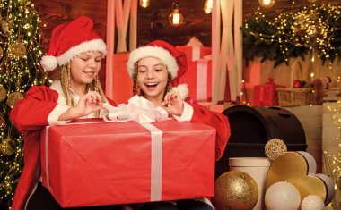 Harika bir sürpriz. Mutlu noeller. Mutlu küçük kızların Noel havası vardır. Yeni yıl partisi kutlaması. Kardeşler aile tatilini birlikte geçirir. Noel Baba çocuklar hediye kutusu. Kış alışverişi çocuk mağazası.