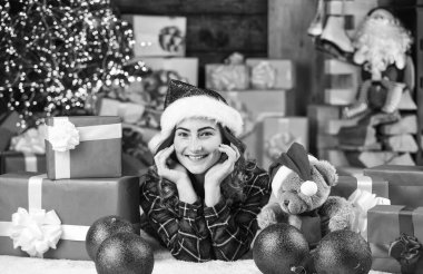 Noel günü geldi çattı. Yeni yıl partisi başladı. Mutlu kızda Noel havası var. Noel hediyesi alışverişi. Mutlu Noel Baba kadın ayı oyuncak hediyesi. Tatil için dekoratif balolar. Boks günü.