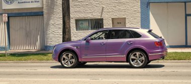 Miami Beach, Florida ABD - 15 Nisan 2021: Violet Bentley Bentayga v8 2015 SUv, yan görüş.