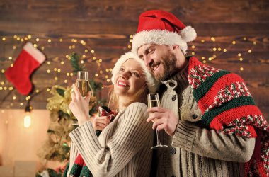 Noel dileği tut. Birbirine aşık çiftler Noel kutlamalarının tadını çıkarıyorlar. Yetişkinlere içki. Mutlu yıllar. Mutlu noeller. Birlikte Noel 'i kutluyoruz. Ev partisi. Şenlikli atmosfer.