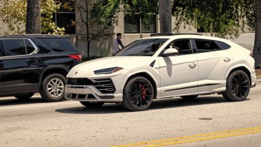 Miami Beach, Florida ABD - 15 Nisan 2019 Giallo Auge Lamborghini Urus, köşe manzaralı.