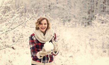 Kar eşsiz bir cazibe katar. Kış kıyafeti. Kar dışarıdaki her şeyi harika gösteriyor. Kadın sıcak giysileri, karlı orman. Doğa karla kaplı. Heyecan verici kış fotoshoot fikirleri. Kar taneleri küçük kristallerdir.