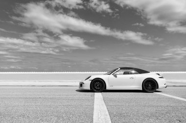 Palm Beach, Florida USA - 21 Mart 2021: Palm Beach yolundaki Porsche lüks araba. Boşluğu kopyala.