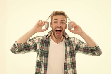 Beyazların stüdyosunda izole edilmiş müzik için kulaklıklarını çıkarmasına şaşırdım. Kulaklarının yanında kulaklık tutan çenesi düşük harika bir adam. Kulaklıkla müzik dinlemenin şoku..