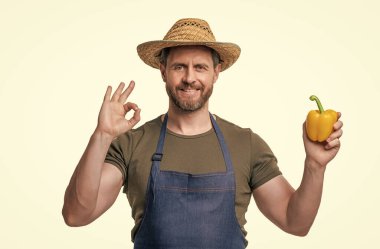 Önlüklü, şapkalı, biberli, beyaz tenli bir adam. Tamam.