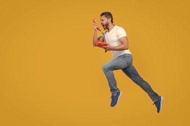 Kızgın adam telefonla bağırıyor. Sarı stüdyo geçmişinde izole edilmiş bir adam. Adamın acil çağrısı var..