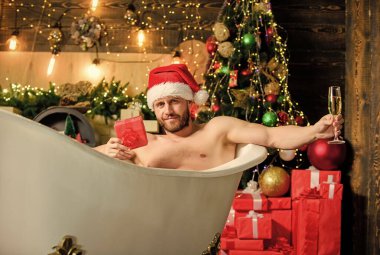 Çok seksi. Kaslı adam küveti gevşet. En iyi Noel hediyesi. Noel spa 'sı. Seksi olgun adam banyosu. Kış tatili Yeni yılın kutlu olsun. Erotik dilek. arzuyu hisset. Maço partiden sonra şampanya içer..