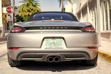 Miami Beach, Florida USA - 14 Nisan 2021: gümüş renkli Porsche 718 boxster 'lar, alçak açılı. Lüks üstü açık araba..