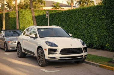 Palm Beach, Florida USA - 22 Mart 2021 Palm Beach yolundaki beyaz Porsche arabası. köşe görünümü.