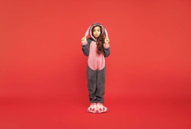 Günaydın. Çocuk yumuşak bir gece elbisesi giyiyor. Tam boy. Rahat bir uyku giysisi içinde komik bir çocuk. Tatlı rüyalar. Rahat bir pijama ya da bornoz. Genç kız kendini rahat hissediyor. çocukluk mutluluğu.