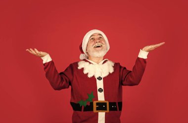 En iyi dileklerimle. Mutluluk ve neşe. Noel partisine hazırım. Kış tatilini kutlamak. Komik adam Noel Baba ceketi ve şapka giyiyor. Alışveriş. Mutlu Noeller ve mutlu tatiller. Yeni yıl yaklaşıyor..