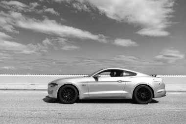 Palm Beach, Florida USA - 21 Mart 2021 Palm Beach 'teki Ford Mustang arabası. yan görünüm.
