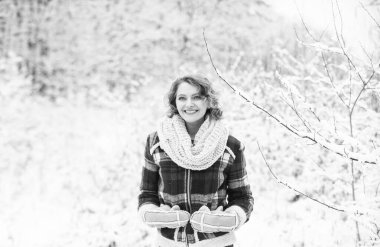 Kış kıyafeti. Kar dışarıdaki her şeyi harika gösteriyor. Kadın sıcak giysileri, karlı orman. Doğa karla kaplı. Heyecan verici kış fotoshoot fikirleri. Kar taneleri küçük kristallerdir. Kar eşsiz bir cazibe ekler.