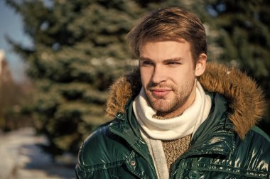 Kışın açık havada giyinen adam, fotokopi uzayı. Kışlık giysili şık bir adam. Tatillerde kışlık giysili adam. Kışlık ceketli adam..