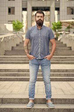 Dışarıda sakallı bir adam var. Sakallı, uzun sakallı bir adam. hippi sakallı adam dışarıda..