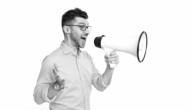 Megafonla anons yapan adamın fotoğrafı. Beyaz arka planda izole edilmiş megafonla anons yapan adam. Adam stüdyoda megafonla anons yapıyor. Bağıran adam megafonla anons yapıyor..