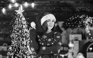 Kadın Noel Baba şapkası takıyor. Noel zamanı kompozisyonu. Mutlu yıllar 2021. Neşeli kız Noel hediyelerini bekliyor. Hediye alma zamanı. Alışveriş satışları. tatil hazırlığı ve kutlama.