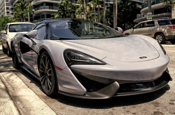 Miami Beach, Florida ABD - 15 Nisan 2021: beyaz Mclaren 570 üstü açık spor araba, ön köşe manzaralı alçak açı.