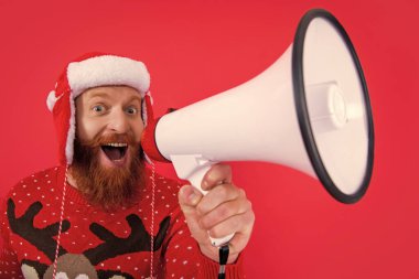 Mutlu noeller. Mutlu adam hoparlörde noel satışları hakkında anons yapıyor. Noel 'deki adam, seçici odaklanma.